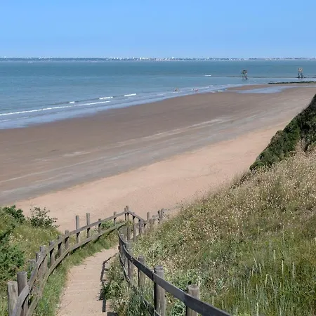 Maison Avec Piscine A 200m De La