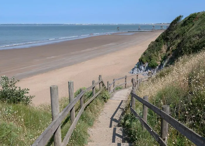 Maison Avec Piscine A 200m De La